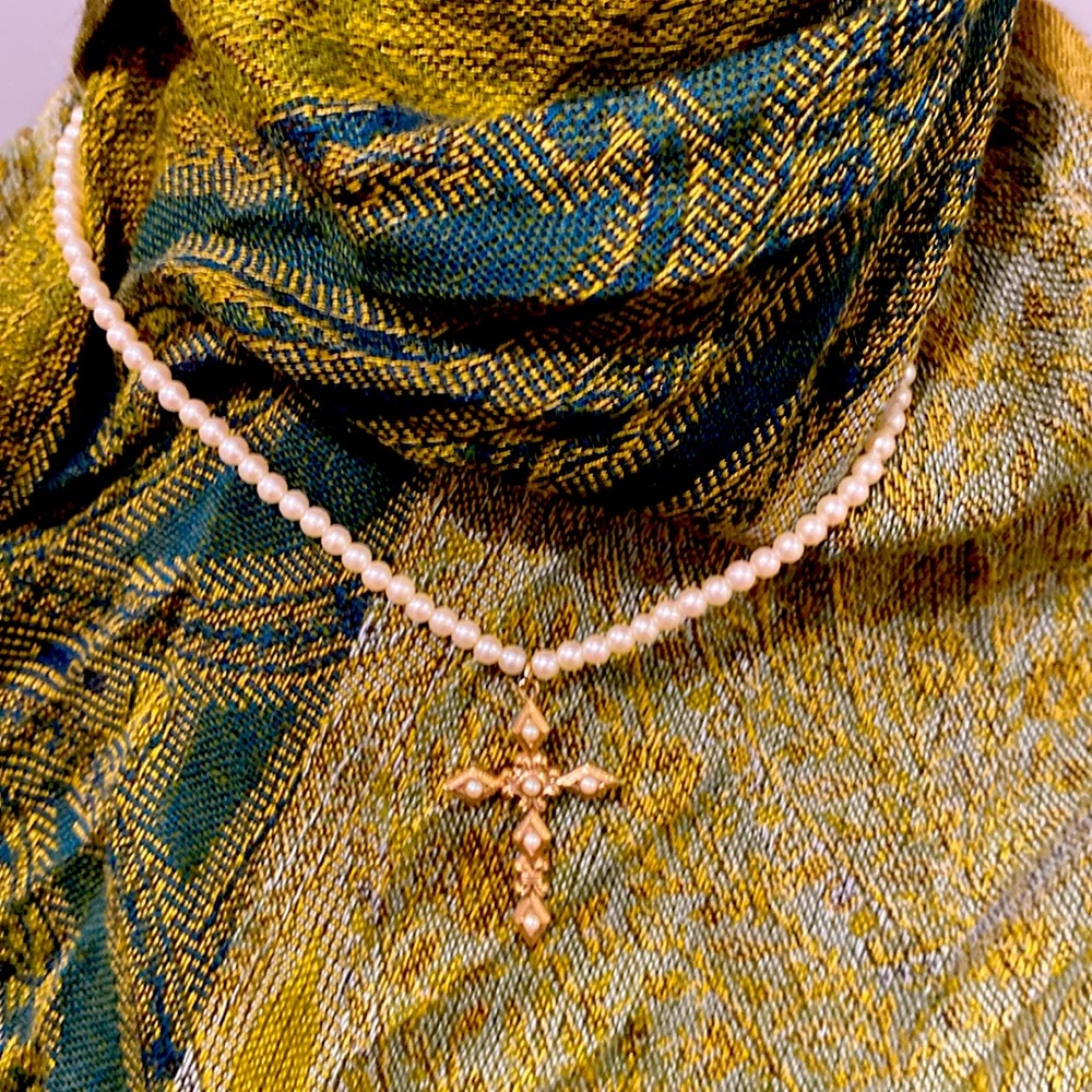 Antique 1928 small pearl necklace with pearl decorated cross